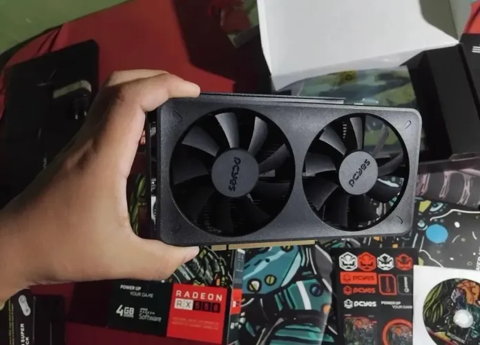 Placa de vídeo AMD RX 550 4GB PCYes preta