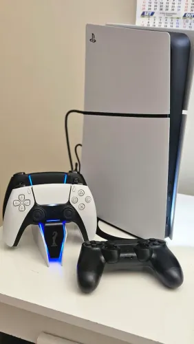 PS5 Slim Digital + 2 Controles + Suporte Vertical + Base Controle