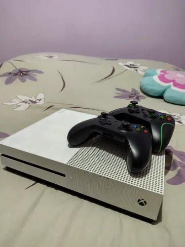 Xbox one S + 2 controles (EM OTIMO ESTADO)
