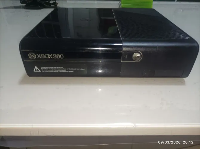 XBOX 360 COM KINECT USADO COM 4 DVS INCLUSO