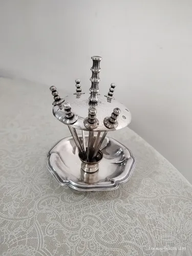Petisqueira em metal prateado estilo medieval 