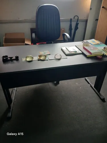 Mesa de escritório com cadeira