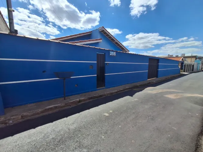 Casa com piscina e ponto comercial