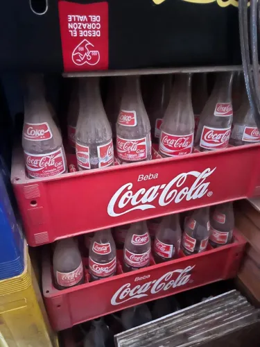 2 caixas de garrafa da coca, 5 caixas de garrafas de 600ml e 30 garrafas soltas de 600ml