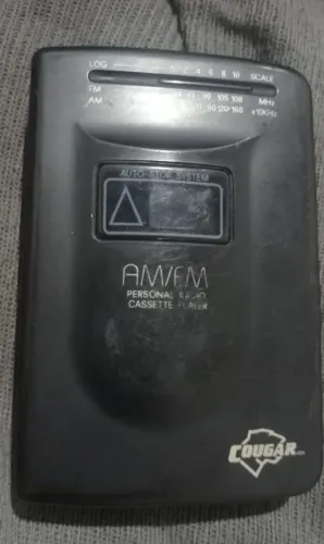 Walkman cougar antigo anos 90 toca fita e rádio