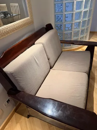 SOFÁ MADEIRA MACIÇA BOA CONSERVADO