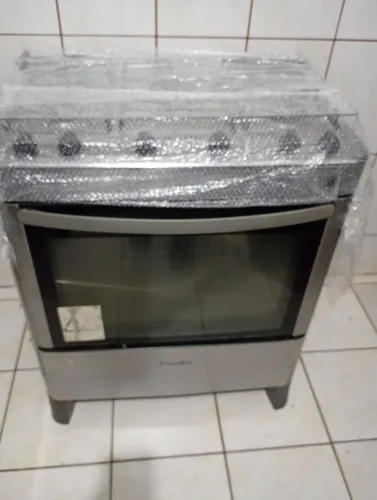  VENDO FOGÃO 5 BOCAS, ACENDEDOR ELÉTRICO.PRECISA DE LIMPEZA NA BOCA DE CIMA. FORNO OK.