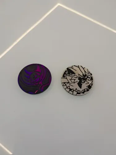 Lote Moedas Oficiais Pokémon TCG - Lunala e Toxtricity (Colecionável)