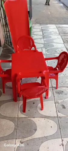 Mesa e cadeiras.