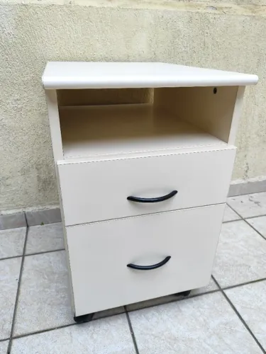 Gaveteiro ou Mesa de Cabeceira com Rodinhas em Madeira com Nicho Aberto