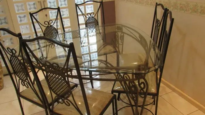 mesa de jantar tampo de vidro com 6 cadeiras triangular.BAIXOU