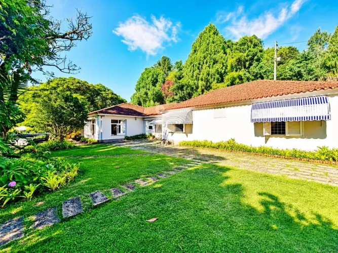 Casa para venda e locação dentro de condomínio em Itaipava