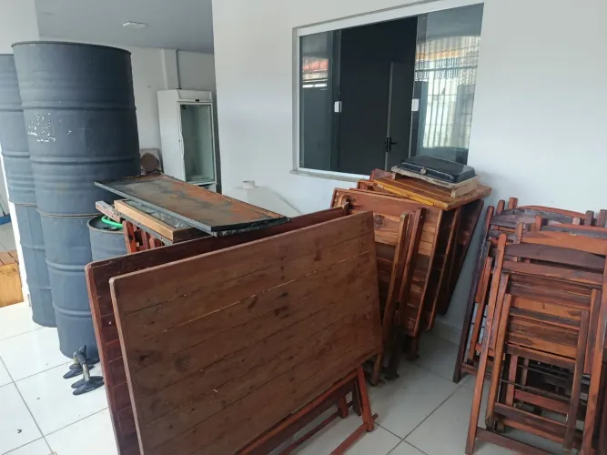 Oportunidade ? Vendo: mesas, cadeiras, tonéis e freezer expositor.