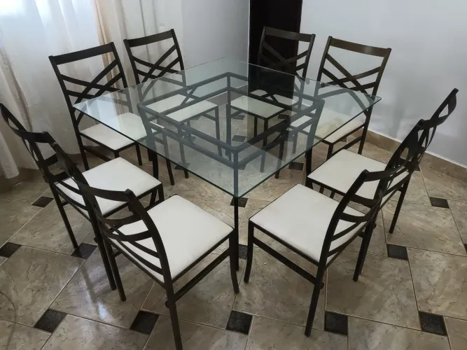 Conjunto de mesa de ferro e tampao de vidro, com 8 cadeiras