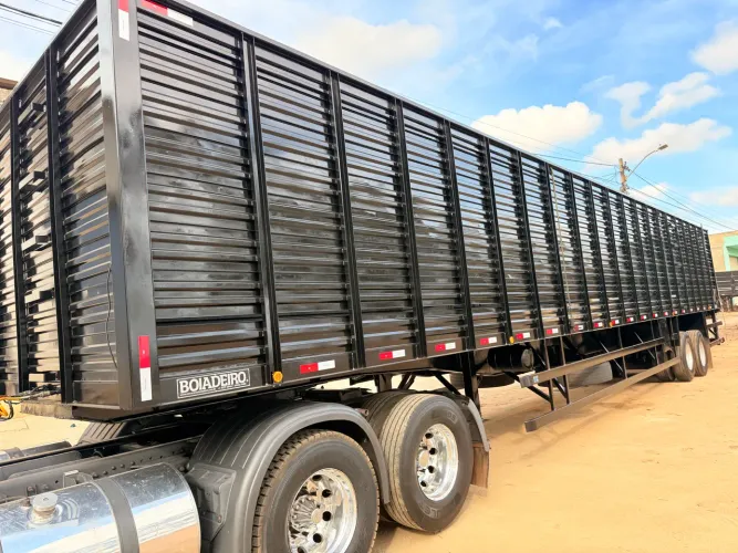 Carreta boiadeira 16 metros de comprimento com pneus
