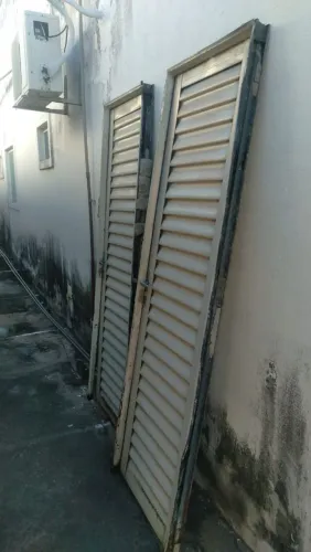 Vendo 2 portas completa,valor 70 reais cada uma