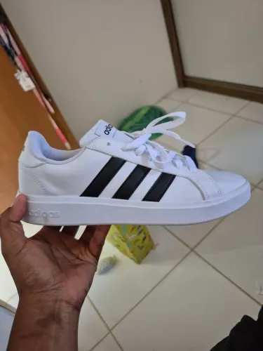 Tênis unissex da Adidas,usado apenas 1 vez.Motivo da venda é q eu comprei e ficou apertado