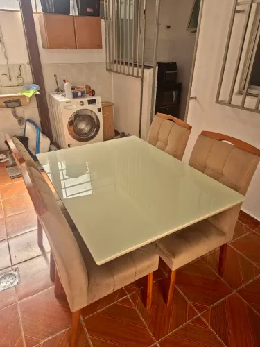 Mesa de Jantar 140x90 + 4 Cadeiras Estofadas | Madeira Laqueada e Vidro