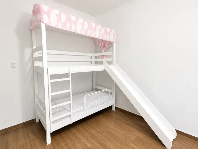 Cama beliche casinha com escorregador