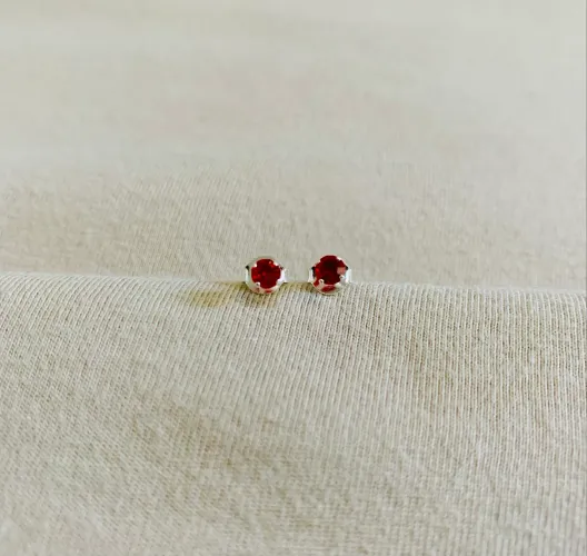 Brinco Ponto De Luz Vermelho Prata 925 - Lindo e Delicado