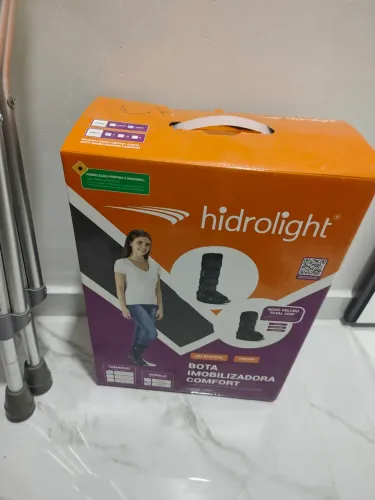 Par de muletas e bota