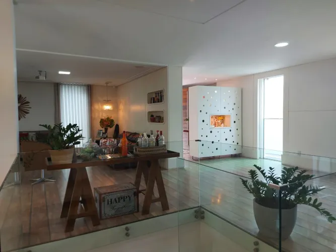 Casa à venda de dois pavimentos no Jardim itaguaçu.