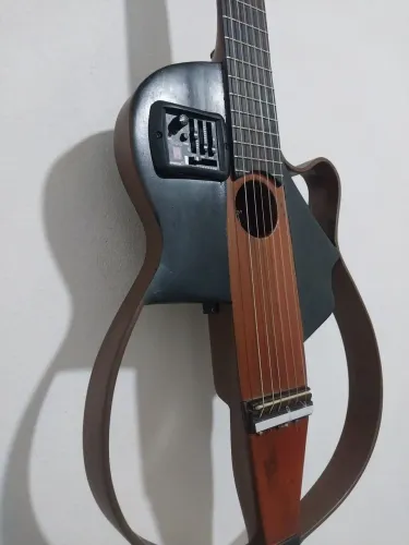 Violão vazado elétrico