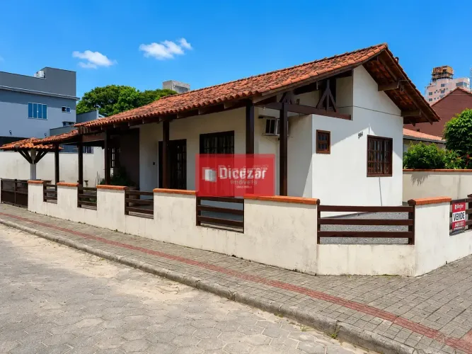 Charmosa casa térrea, muito bem localizada, a apenas 350m do mar, próxima a todo comércio
