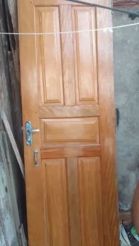 Porta madeira bruta com chave