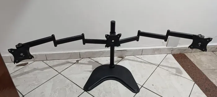 Suporte Articulado para três monitores 