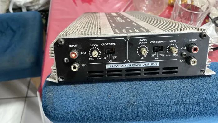 módulo amplificador automotivo Taramp's TS 1200x4. 