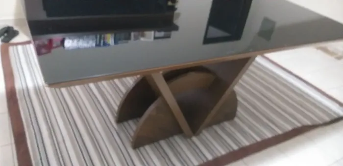 Vendo mesa de jantar para seis cadeiras . (apenas a mesa )