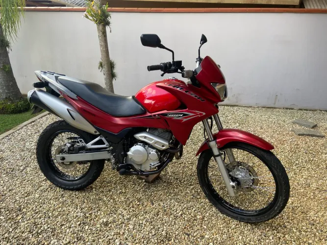 Vendo Honda Falcon 400i, ano 2013, vermelha, toda original.
