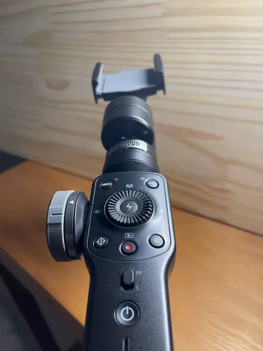 Vendo estabilizador de imagem de 3 eixos Zhiyun Smooth 4, na cor preta, impecável.