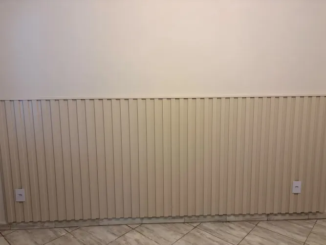 Linda cabeceira em painel ripado , com duas mesas de cabeceira
