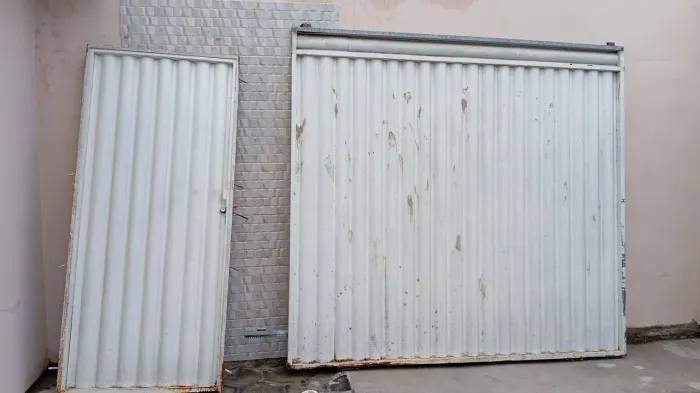 Portões para garagem e pedestre.