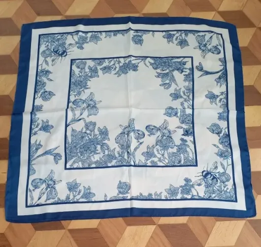 Lenço Floral Azul Marinho Clássico (novo)