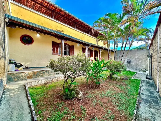 Casa para aluguel com 4 quartos sendo 1 suíte 4 banheiros 2 vagas