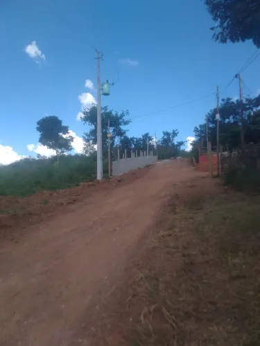 Chácara com 2.400m2 localizada na divisa de Senador Canedo com Caldazinha.