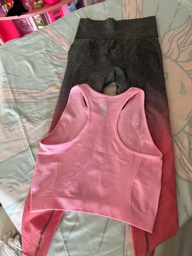 Roupa de academia detalhe cor de rosa , blusa e calça levanta bumbum