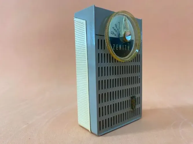 Rádio antigo Zenith Royal 50