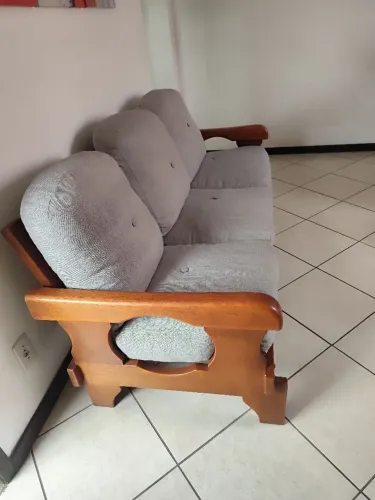 Conjunto de sofá em madeira com assentos