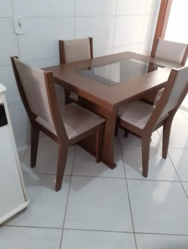 Mesa retangular com 4 cadeiras 
