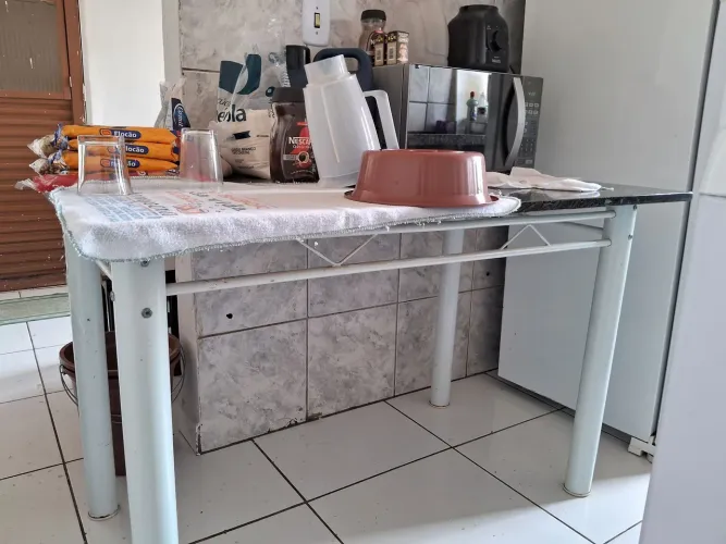 Mesa de Cozinha com 04 cadeiras e tampo retangular de granito