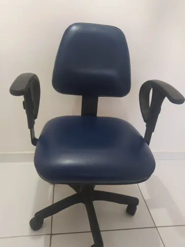 Cadeira Escritório com regulagem de altura, braço e encosto