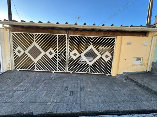 Casa Ampla com Quintal e 3 Quartos no Coração de Taubaté - Alto de São Pedro
