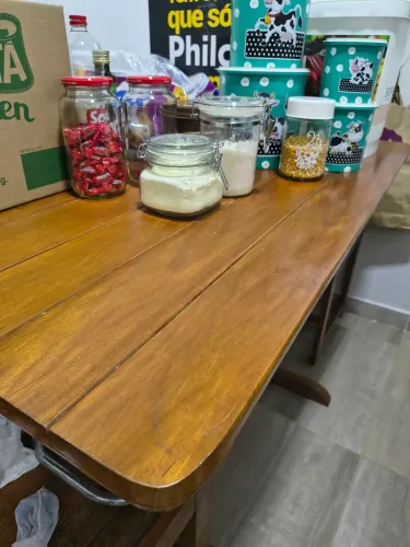 Vendo mesa de madeira com 4 cadeiras, 120cm.