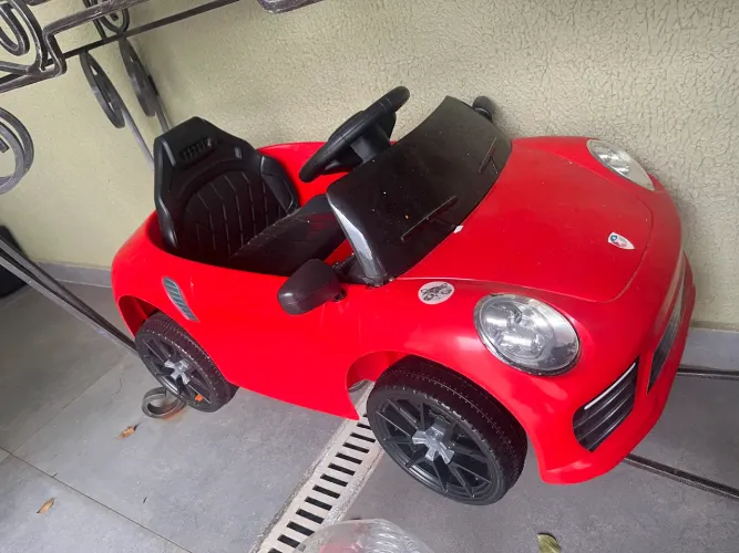 Carro infantil Porsche vermelho