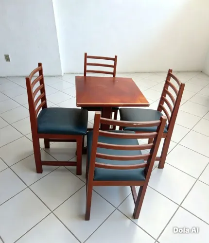Mesa com cadeiras conservada
