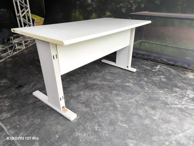 Mesa Escritório 1,40 x 0,76 x 0,72altura  Pés de Ferro Tampo em MDF